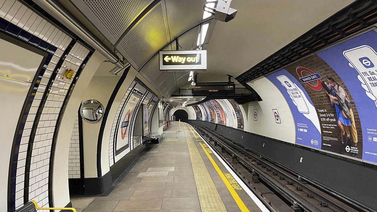Cross track adverts at platform level at Borough Station