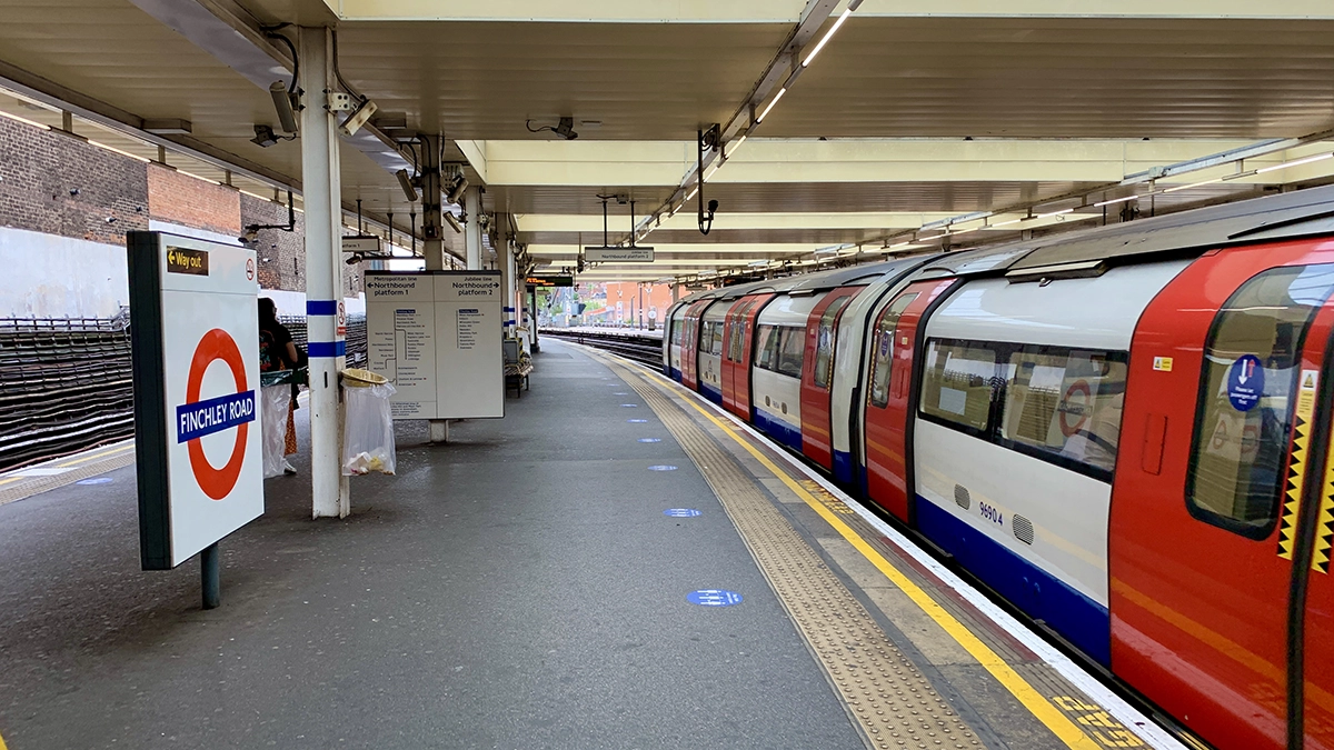 Surface level platforms at Finchley Road tube station