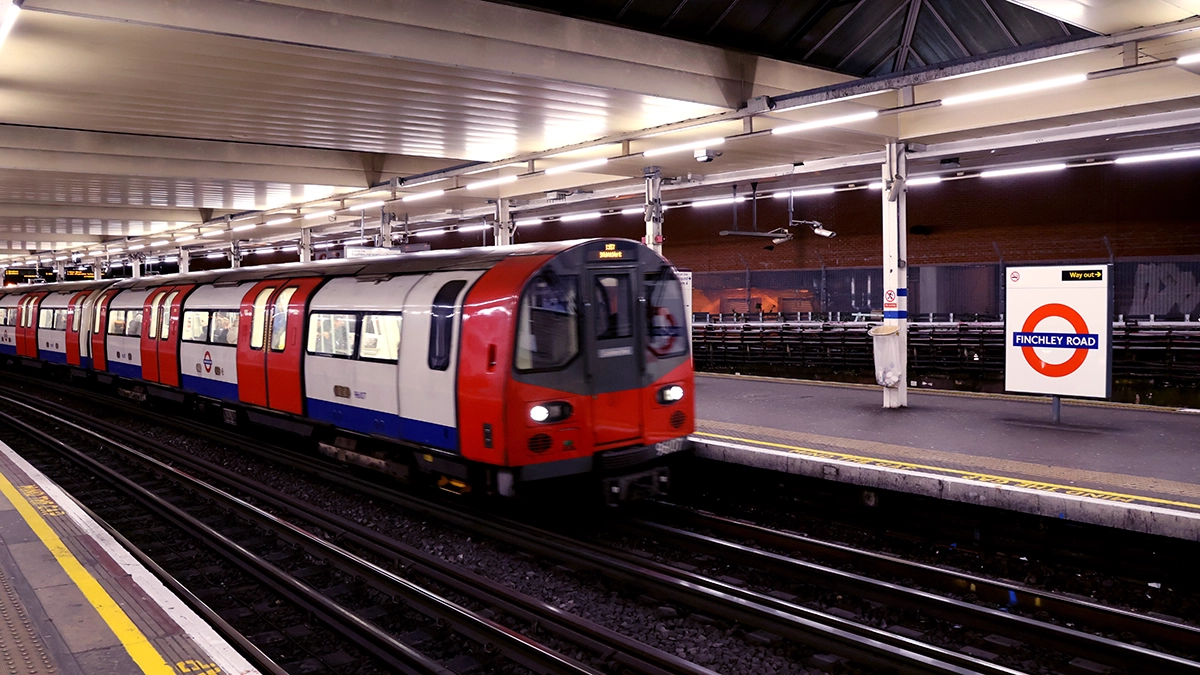 A train arriving at Finchley Road station