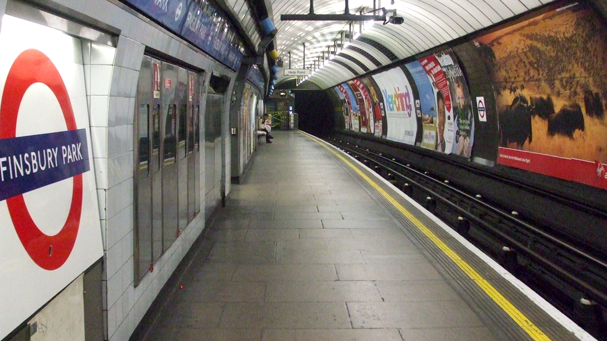 Cross track adverts at platform level at Finsbury Park tube station