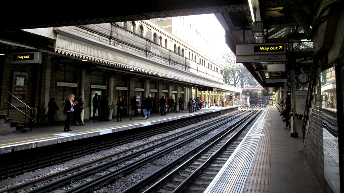 The surface level platforms at High Street Kensington tube station