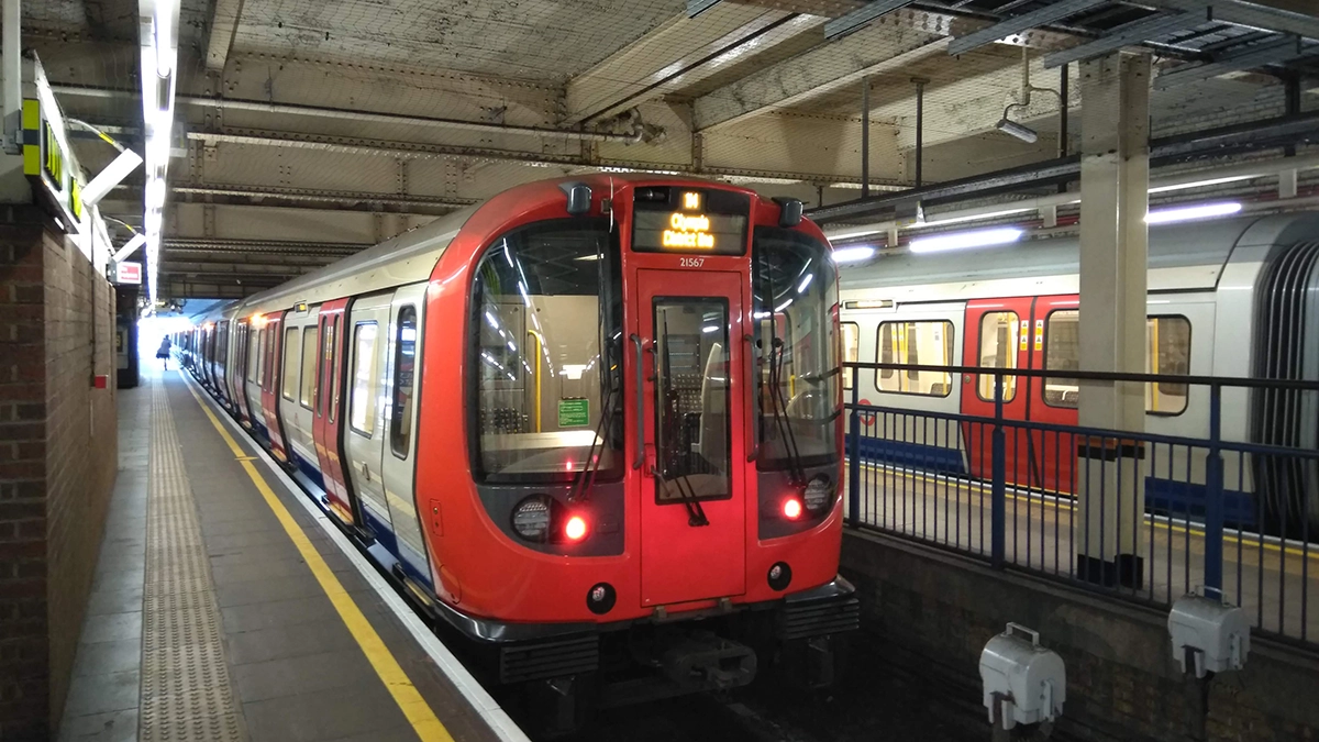 A tube train arriving into the platform at High Street Kensington station