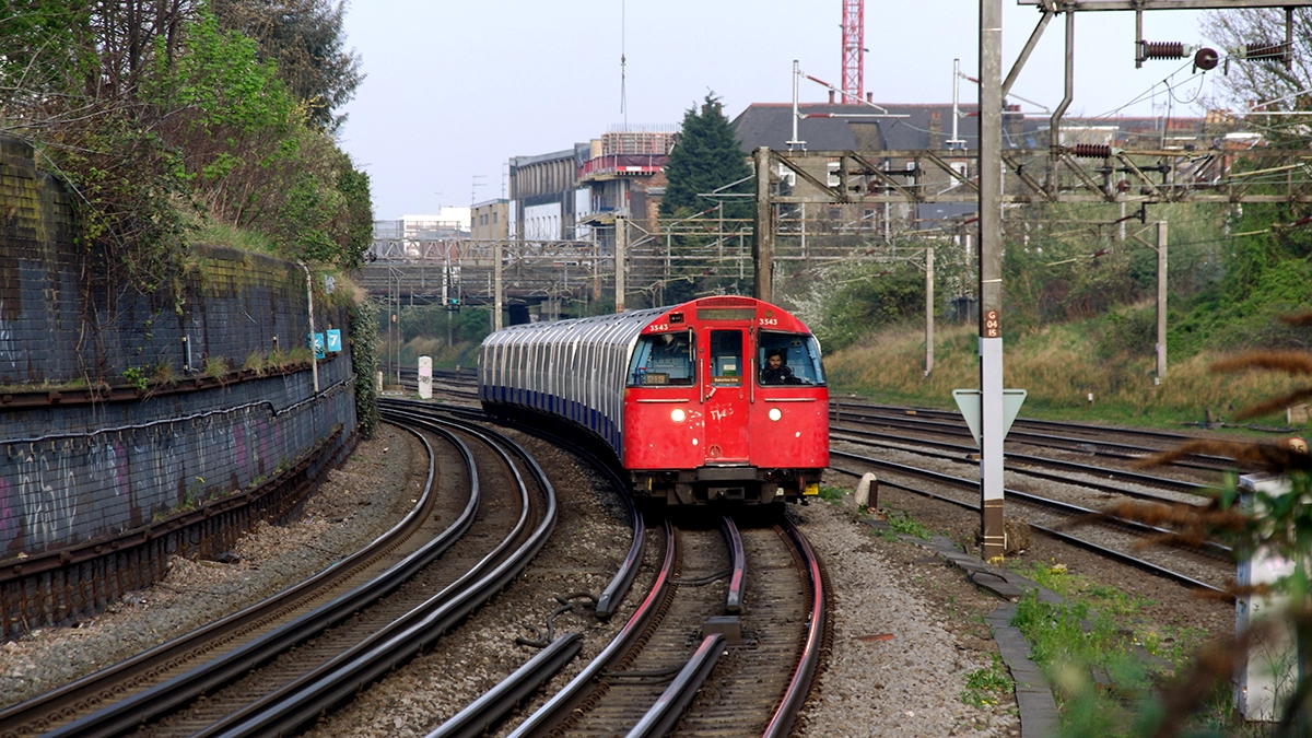 A train arrives at Kensal Green station