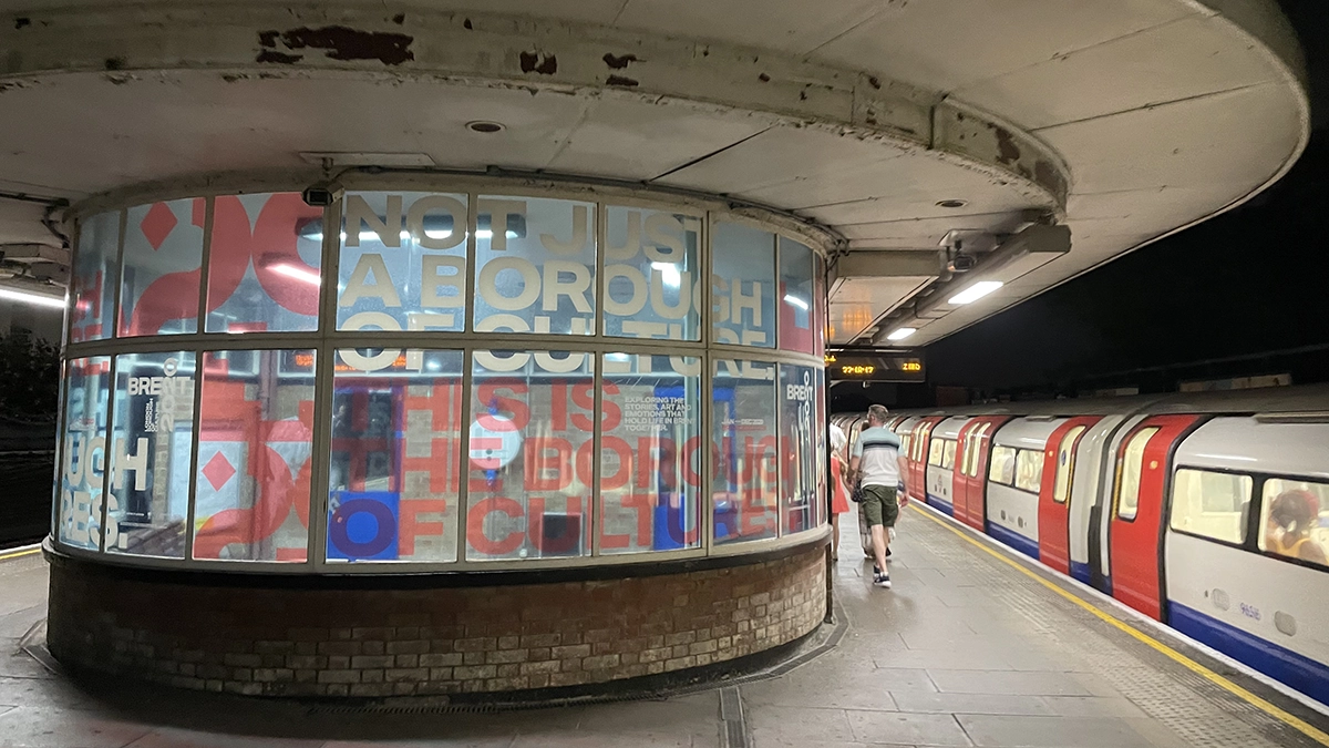 The circular architectural feature at the platform of Kilburn underground station