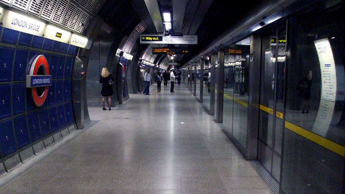 A Jubilee line platform at London Bridge tube station