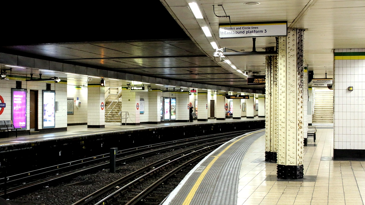 A view across the tracks at Mansion House tube station