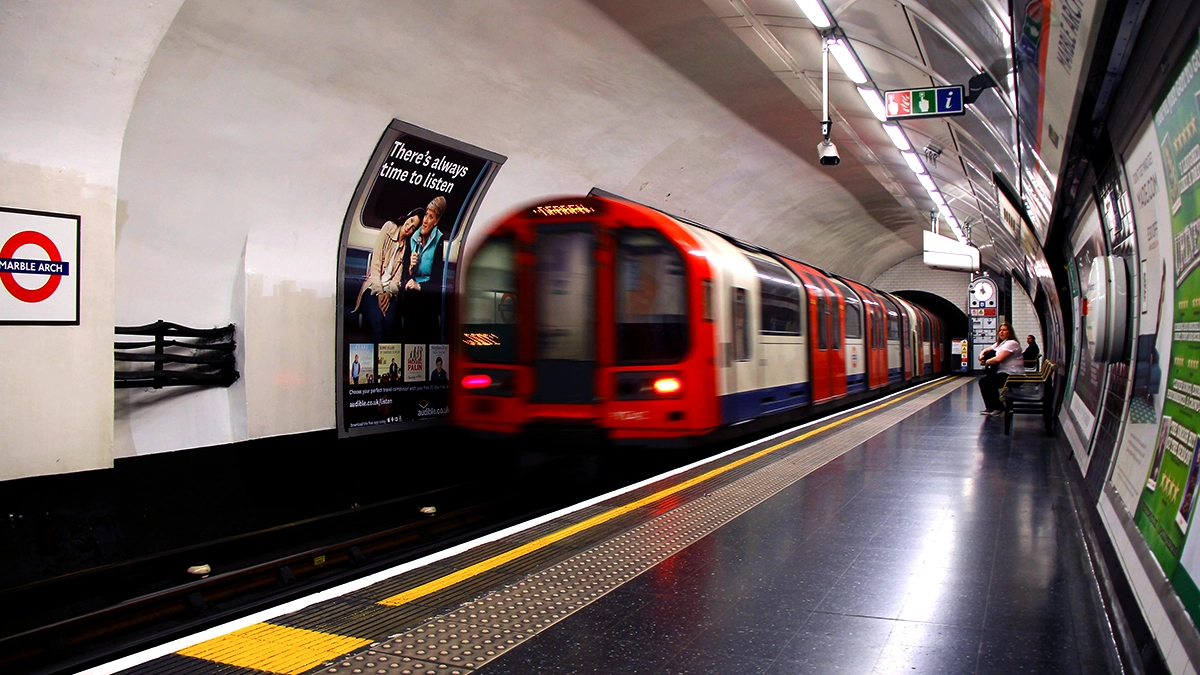 A tube train pulls into Marble Arch station in front of a 16 sheet advert