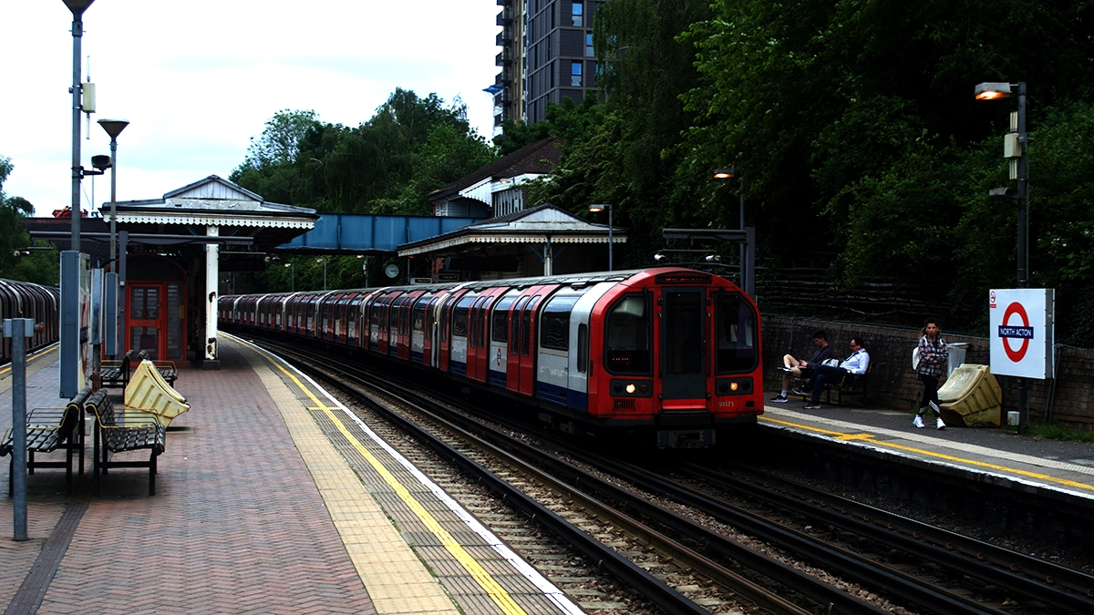 A train arrives into the platform at North Acton station