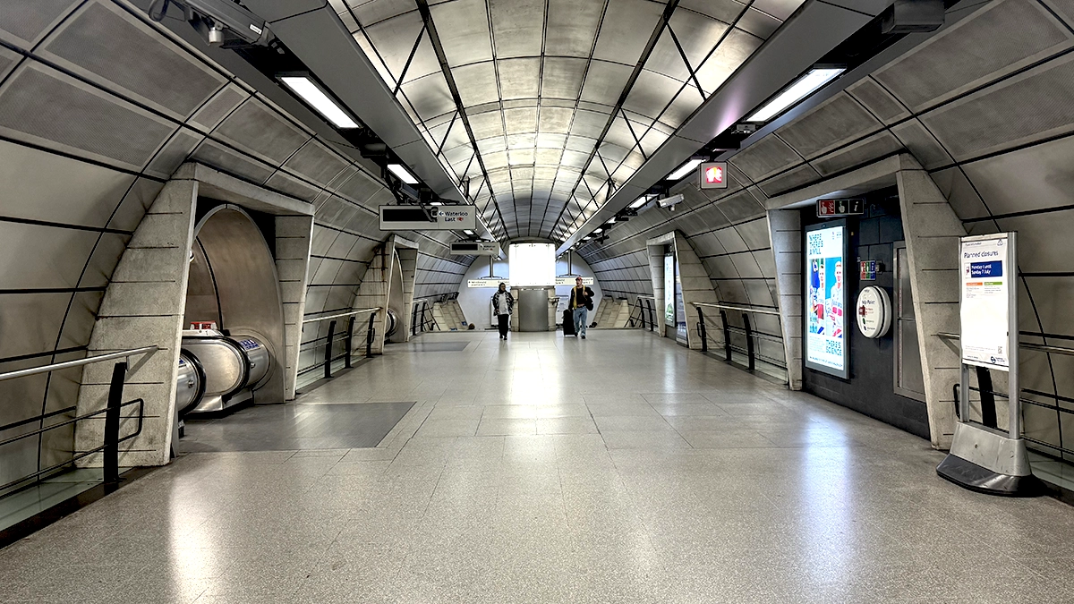 A digital 6 screen advert at an interchange area within Southwark underground station